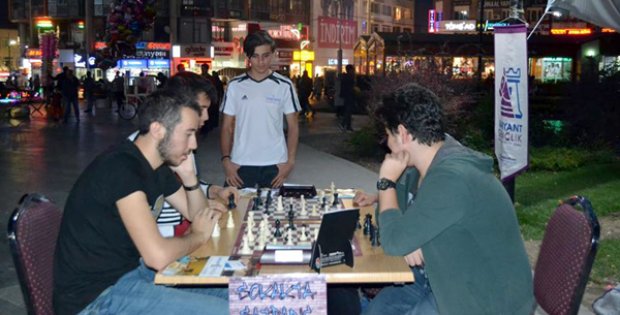 Sokakta Satranç Oynadılar