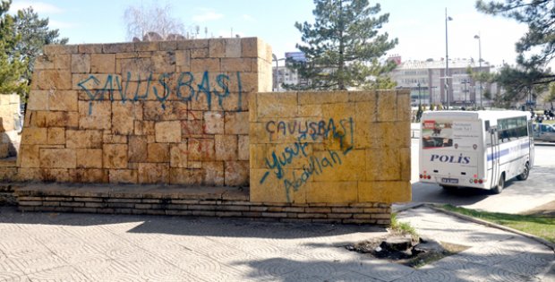 Yazı Rezaleti Anıta Sıçradı